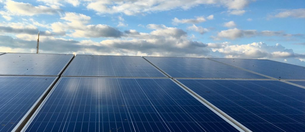 placas-solares-medio-ambiente-sostenibilidad-luz-solar