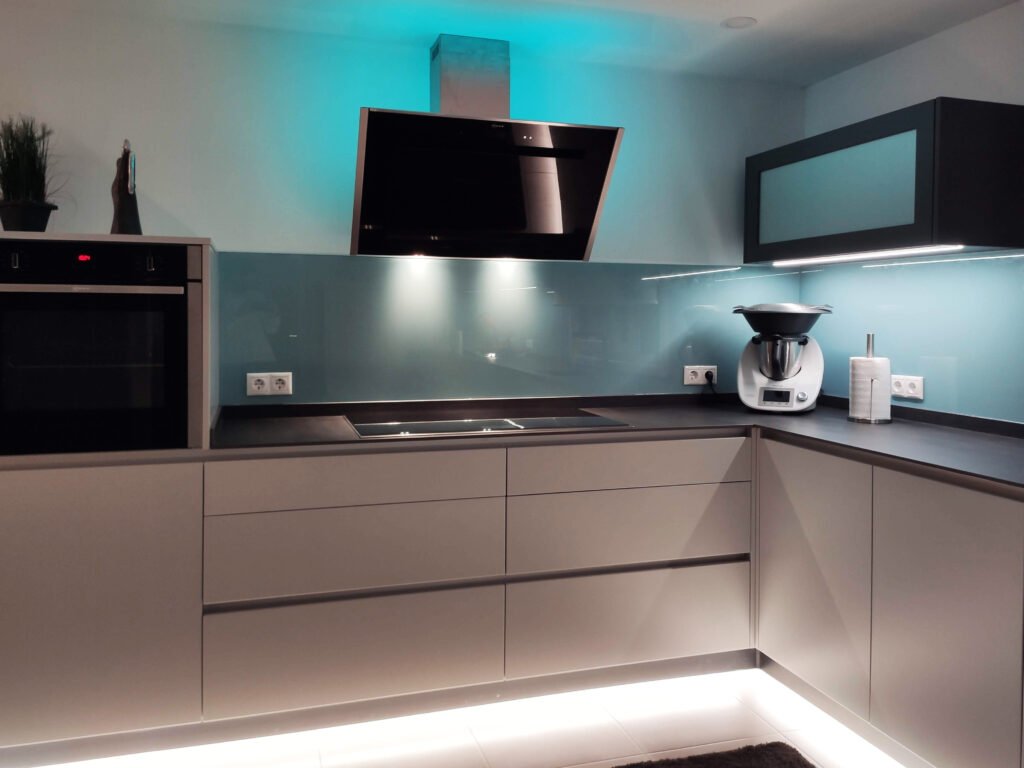 cocina-color-lacado-luces-led-iluminacion-armonia-diseño-esclusivo-helice-cocinas