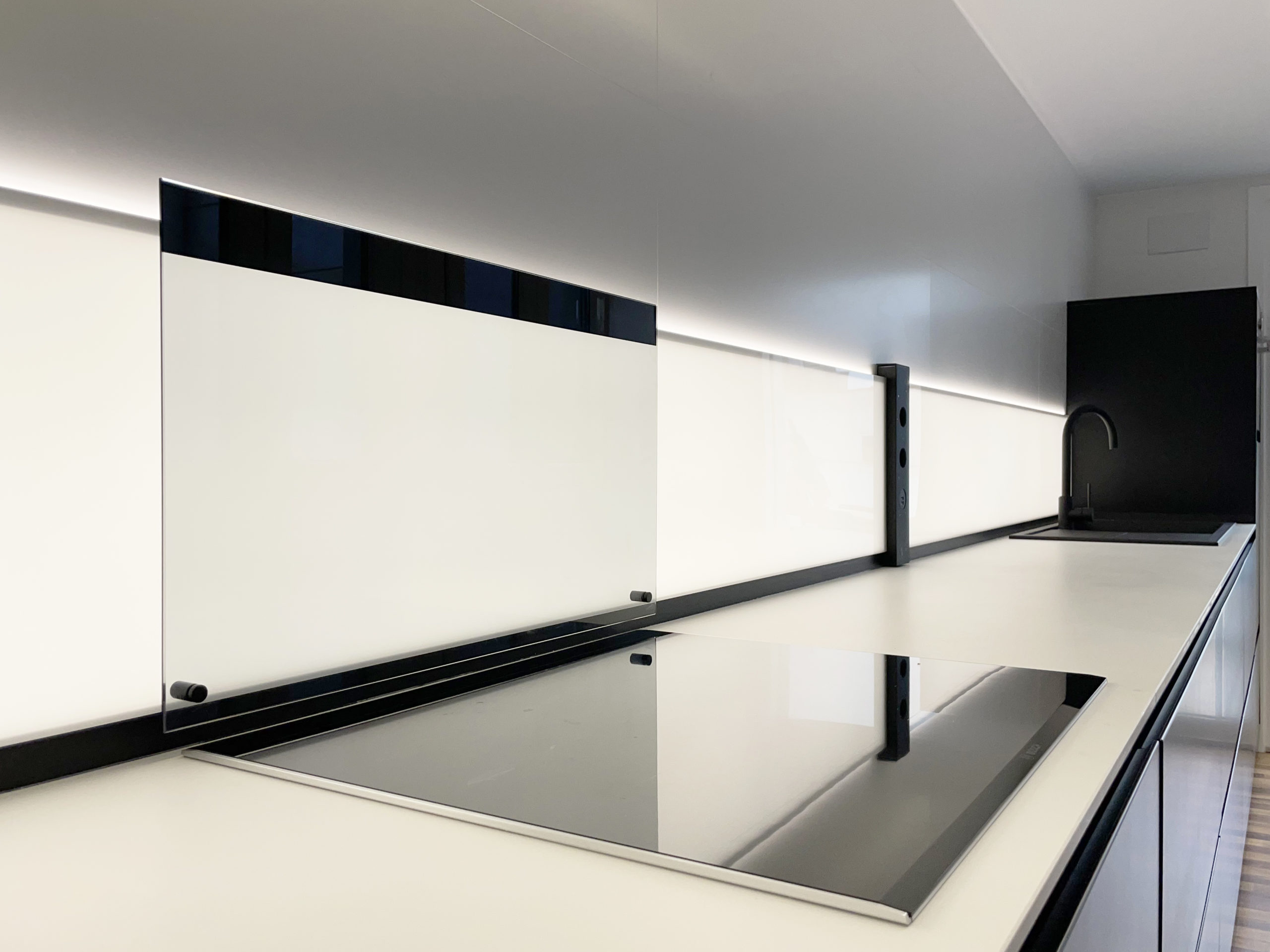 cocina-minimalista-lacada-laca-negro-satinado-lineas-perfectas-helice-cocinas