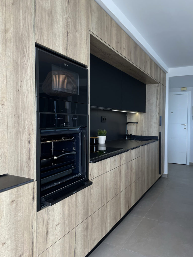 COCINA CON ISLA EN MADERA, NEGRO MATE Y TIRADORES NEGROS - Fabrica de  muebles de cocina modernos a medida. Hélice Cocinas