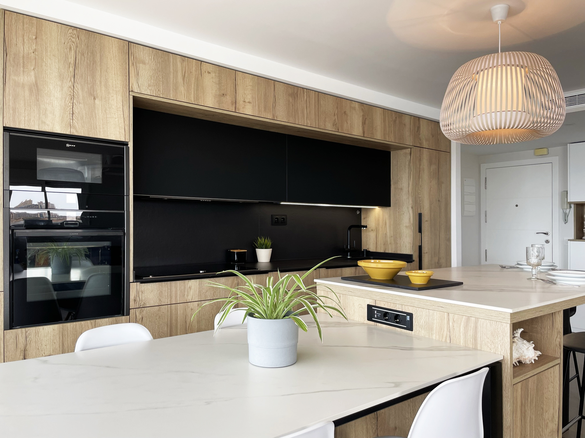 COCINA CON ISLA EN MADERA, NEGRO MATE Y TIRADORES NEGROS - Fabrica de  muebles de cocina modernos a medida. Hélice Cocinas