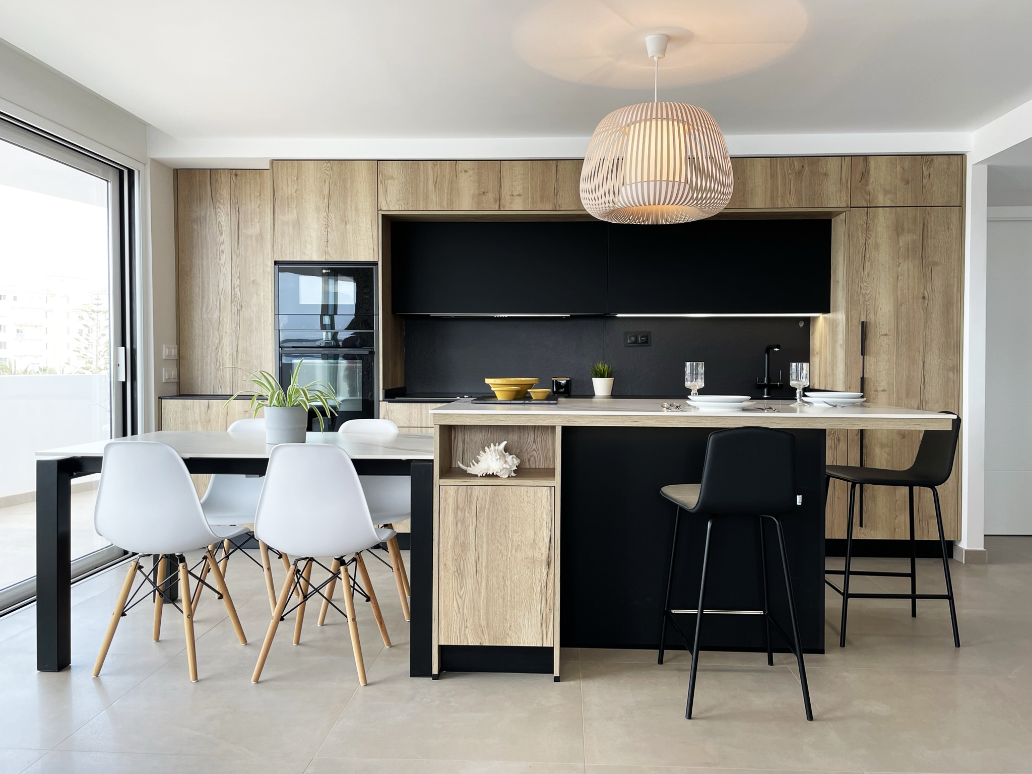 COCINA CON ISLA EN MADERA, NEGRO MATE Y TIRADORES NEGROS - Fabrica de  muebles de cocina modernos a medida. Hélice Cocinas