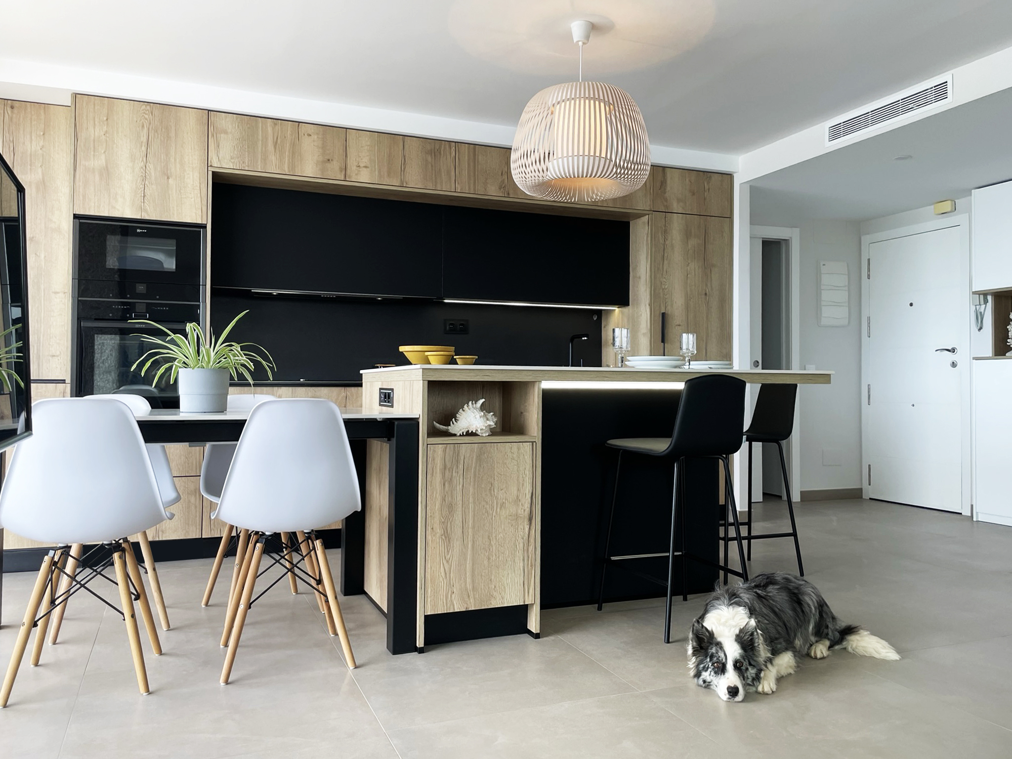 COCINA CON ISLA EN MADERA, NEGRO MATE Y TIRADORES NEGROS - Fabrica de  muebles de cocina modernos a medida. Hélice Cocinas