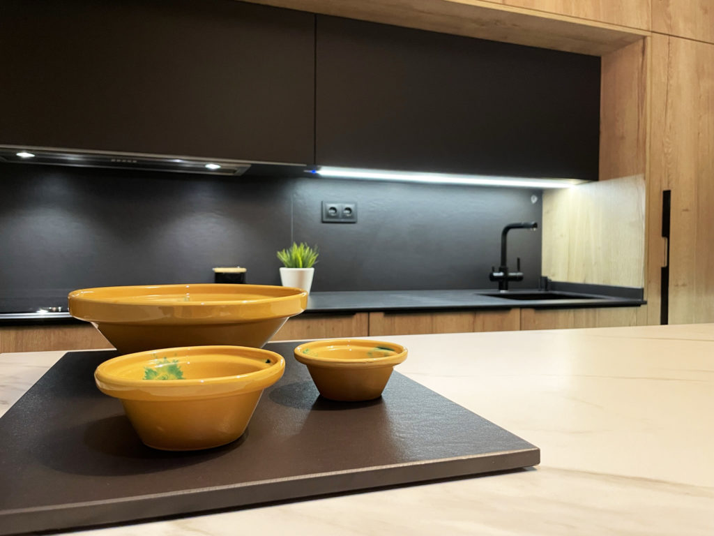 helice_cocina_isla_madera_atenas_negro_mate_viena_tirador_insert_negro_9