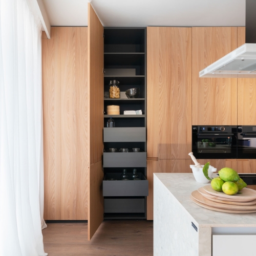 Logo para estudio de tatuaje minimalista circular en tonos gris y blanco. 10