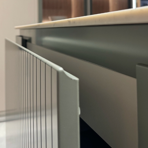 Logo para estudio de tatuaje minimalista circular en tonos gris y blanco. 4