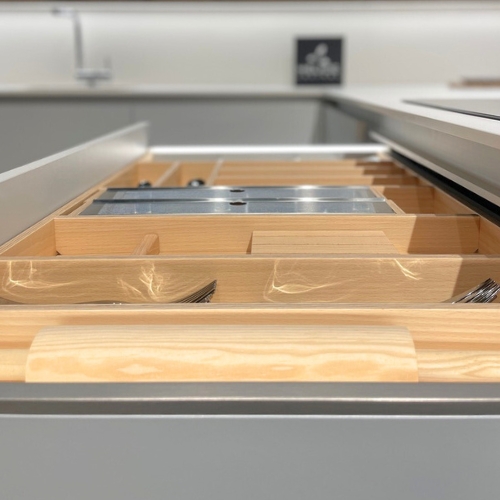 Logo para estudio de tatuaje minimalista circular en tonos gris y blanco. 9