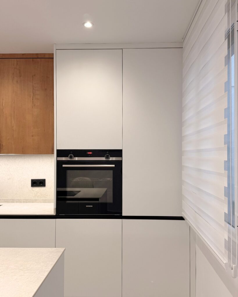 cocina blanco y roble