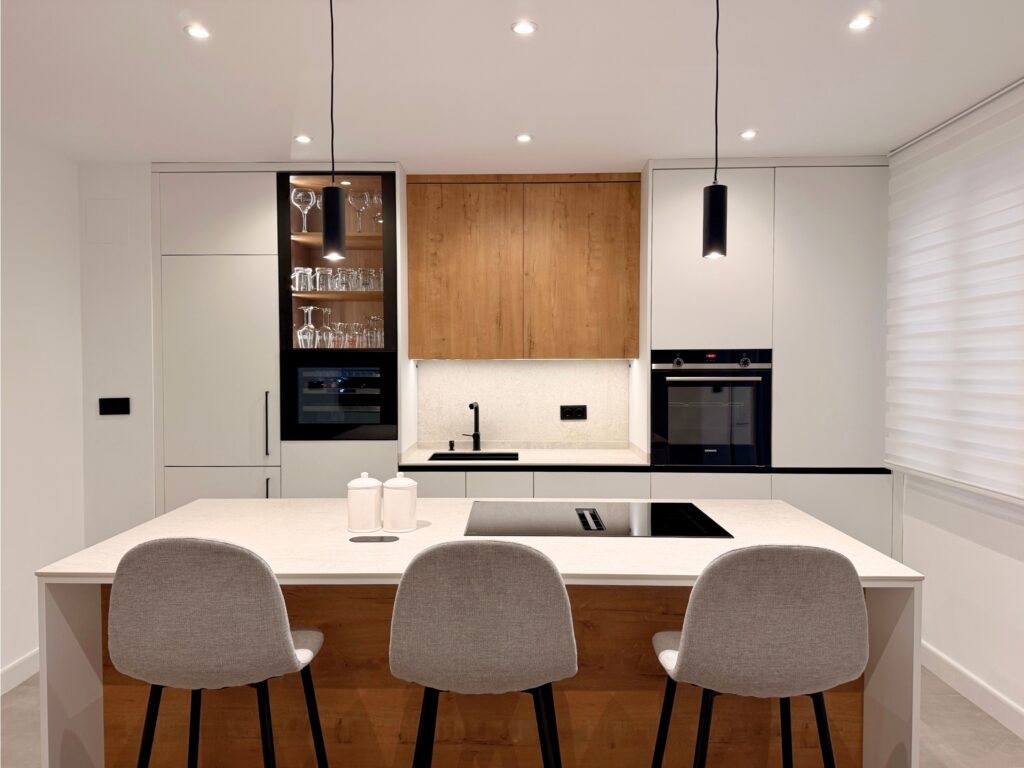 cocina blanco y roble