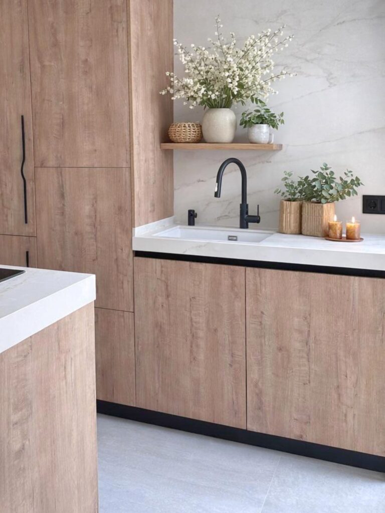 Diseño de cocina: mármol natural y frentes en madera