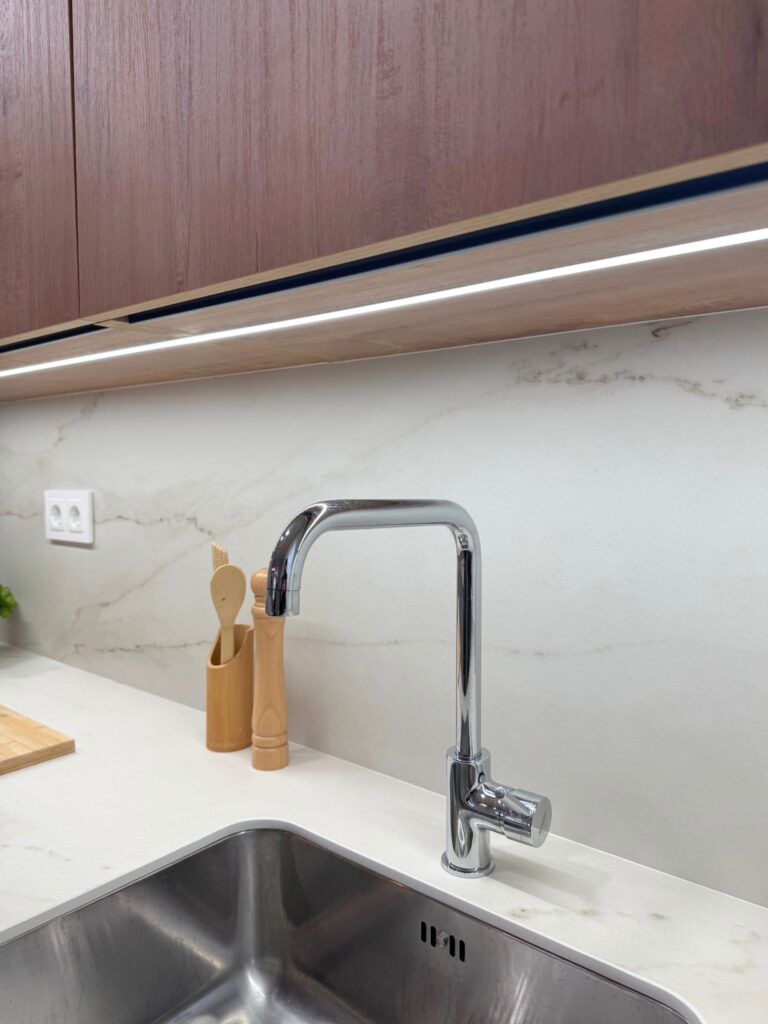 cocina con isla en madera y blanco