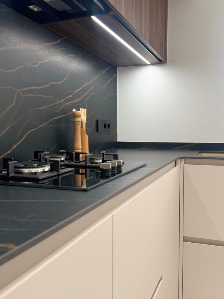 cocina con encimera negra