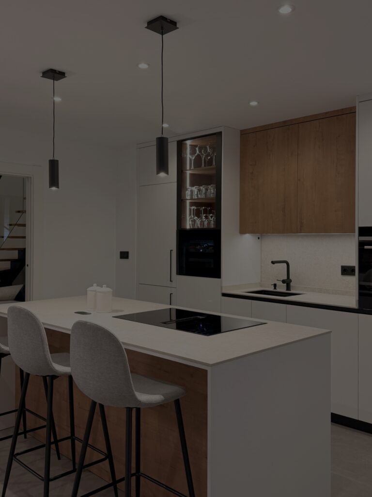 Proyecto cocina a medida blanco y madera