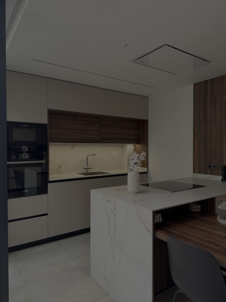 Proyecto cocina a medida blanco y mármol