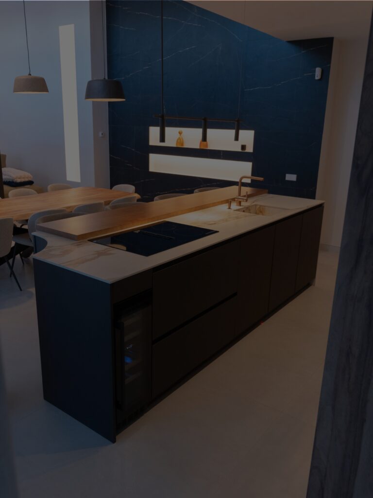 Proyecto cocina a medida azul y nogal