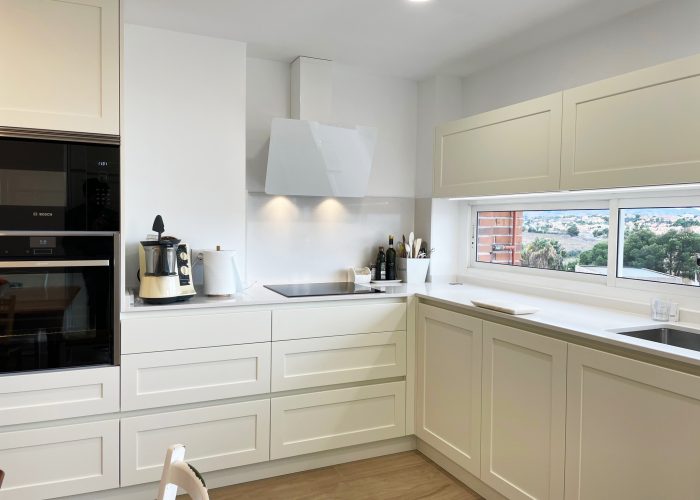 cocina-blanca-enmarcada-helice-1 CONTEMPORANEA